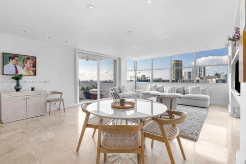Condominio en alquiler en Miami Beach, Florida, 2 dormitorios, 130.34 m2 № 1921077 - foto 1