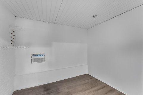 House in Miami, Florida 3 bedrooms, 120.49 sq.m. № 1950794 - photo 2