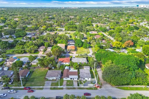 Купить виллу или дом в Майами, Флорида 3 спальни, 120.49м2, № 1950794 - фото 7