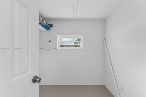 House in Miami, Florida 3 bedrooms, 120.49 sq.m. № 1950794 - photo 3