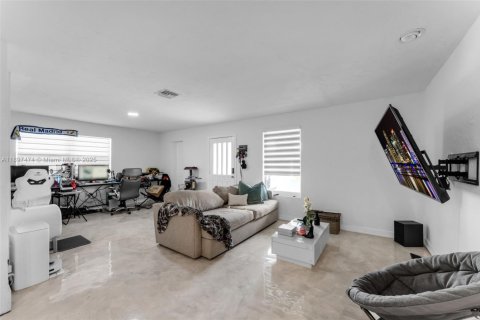 Купить виллу или дом в Майами, Флорида 3 спальни, 120.49м2, № 1950794 - фото 20