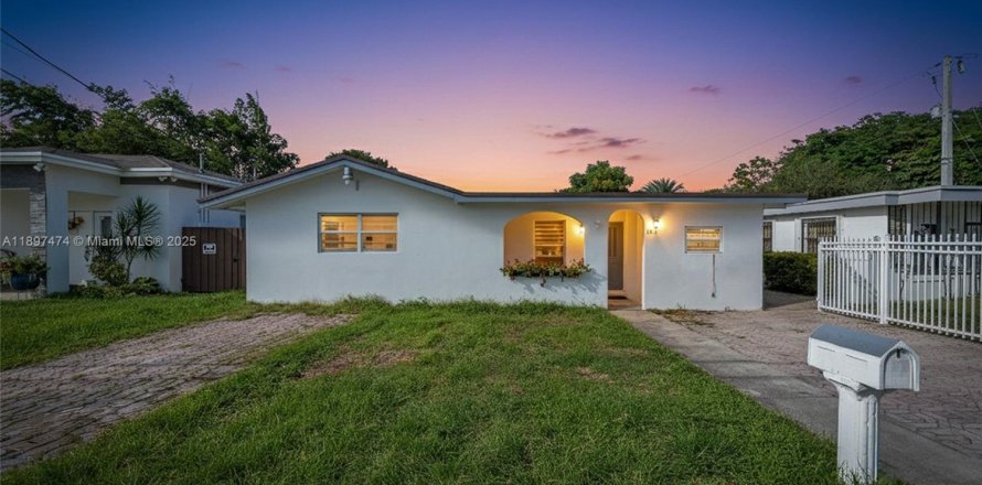 Дом в Майами, Флорида 3 спальни, 120.49м2 № 1950794