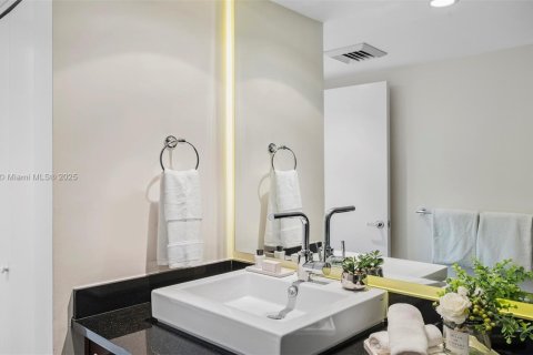 Condo in Miami Beach, Florida, 3 bedrooms  № 2022958 - photo 27