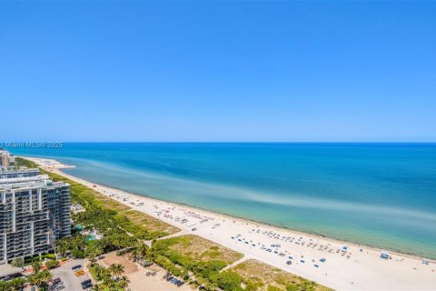 Condo in Miami Beach, Florida, 3 bedrooms  № 2022958 - photo 2