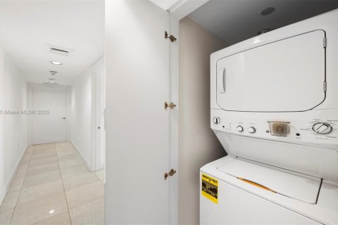 Condo in Miami Beach, Florida, 3 bedrooms  № 2022958 - photo 28