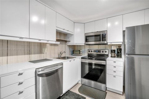 Condo in Pompano Beach, Florida, 1 bedroom  № 1862785 - photo 1