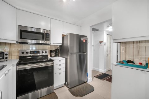 Condo in Pompano Beach, Florida, 1 bedroom  № 1862785 - photo 2