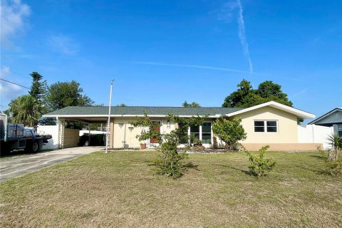 House in Port Charlotte, Florida 2 bedrooms, 105.44 sq.m. № 1744751 - photo 1