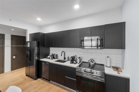 Condo in Miami, Florida, 1 bedroom  № 1748741 - photo 7