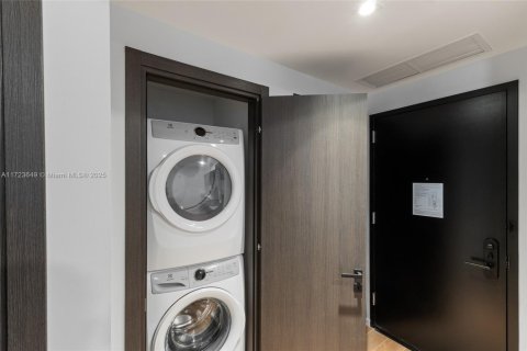 Condo in Miami, Florida, 1 bedroom  № 1748741 - photo 23