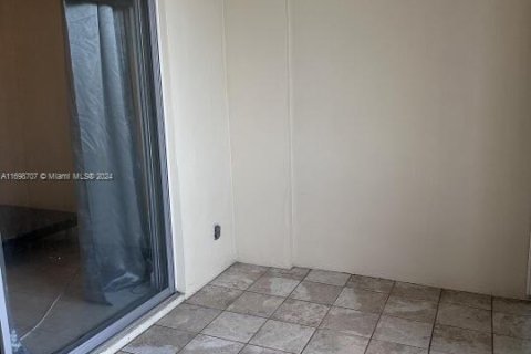 Condo in Hollywood, Florida, 2 bedrooms  № 1463776 - photo 9