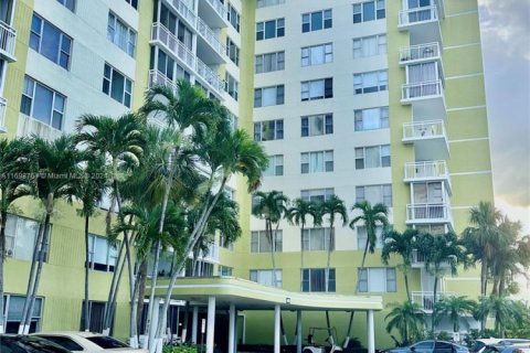 Condo in Hollywood, Florida, 2 bedrooms  № 1463776 - photo 22