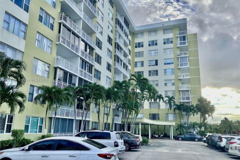 Condo in Hollywood, Florida, 2 bedrooms  № 1463776 - photo 24