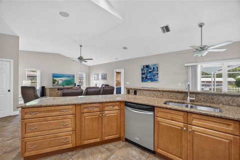 House in Cape Coral, Florida 4 bedrooms, 209.4 sq.m. № 2405489 - photo 14