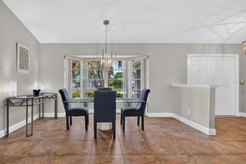 House in Cape Coral, Florida 4 bedrooms, 209.4 sq.m. № 2405489 - photo 11