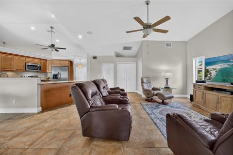House in Cape Coral, Florida 4 bedrooms, 209.4 sq.m. № 2405489 - photo 16