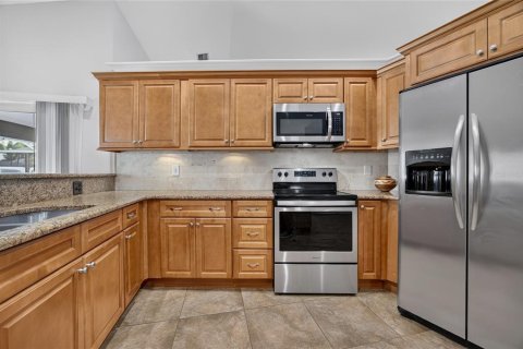 House in Cape Coral, Florida 4 bedrooms, 209.4 sq.m. № 2405489 - photo 13