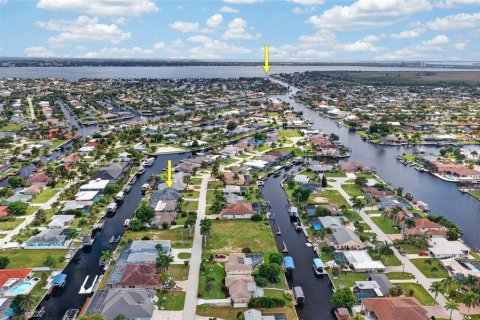 House in Cape Coral, Florida 4 bedrooms, 209.4 sq.m. № 2405489 - photo 2