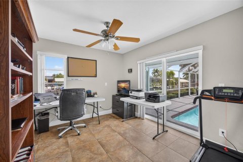 House in Cape Coral, Florida 4 bedrooms, 209.4 sq.m. № 2405489 - photo 28