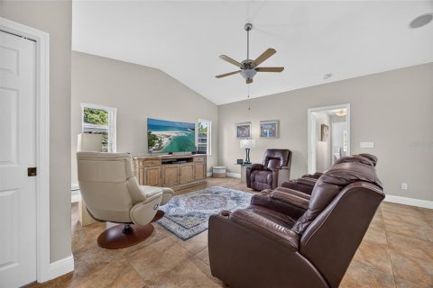 House in Cape Coral, Florida 4 bedrooms, 209.4 sq.m. № 2405489 - photo 17