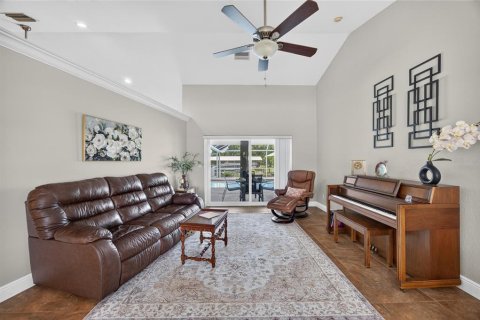 House in Cape Coral, Florida 4 bedrooms, 209.4 sq.m. № 2405489 - photo 7