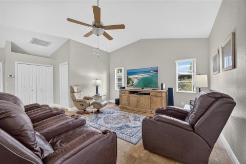 House in Cape Coral, Florida 4 bedrooms, 209.4 sq.m. № 2405489 - photo 15