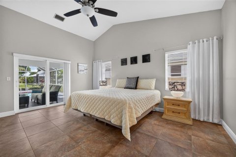 House in Cape Coral, Florida 4 bedrooms, 209.4 sq.m. № 2405489 - photo 21