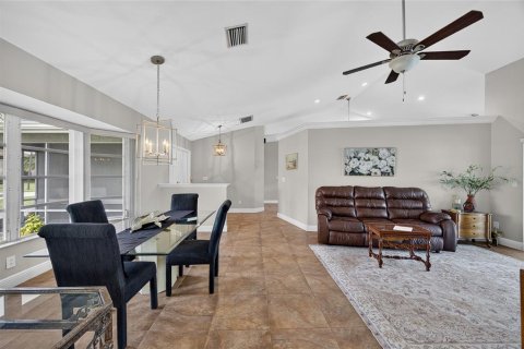 House in Cape Coral, Florida 4 bedrooms, 209.4 sq.m. № 2405489 - photo 9