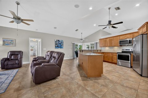 House in Cape Coral, Florida 4 bedrooms, 209.4 sq.m. № 2405489 - photo 18