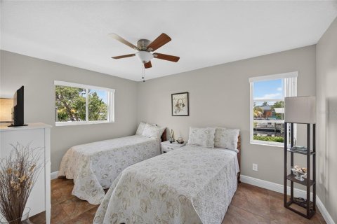 House in Cape Coral, Florida 4 bedrooms, 209.4 sq.m. № 2405489 - photo 27