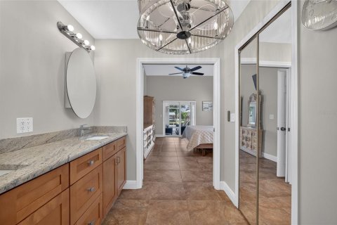 House in Cape Coral, Florida 4 bedrooms, 209.4 sq.m. № 2405489 - photo 25