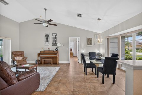House in Cape Coral, Florida 4 bedrooms, 209.4 sq.m. № 2405489 - photo 8