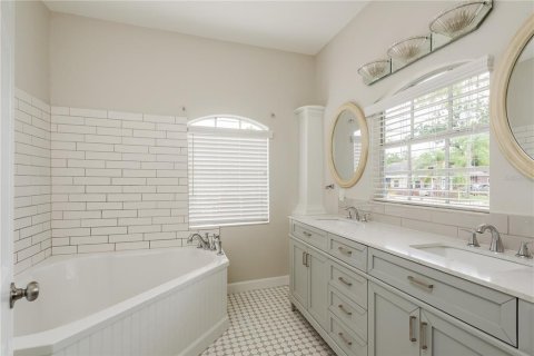 House in Tarpon Springs, Florida 4 bedrooms, 174.01 sq.m. № 1812730 - photo 11