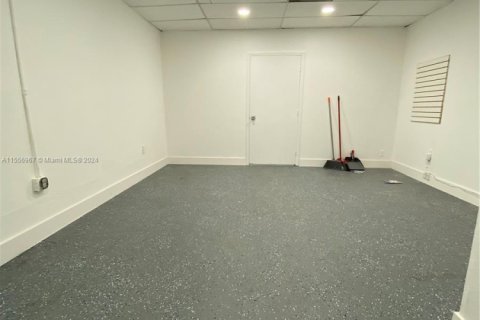 Tienda en alquiler en Pembroke Pines, Florida № 1091794 - foto 1