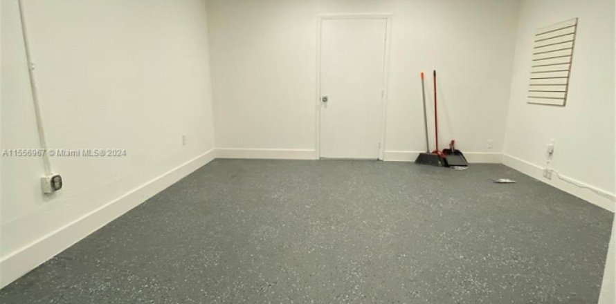 Tienda en Pembroke Pines, Florida № 1091794