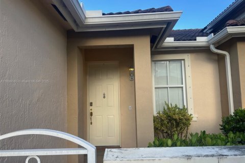 Townhouse in Miami, Florida 2 bedrooms, 104.98 sq.m. № 1932841 - photo 1