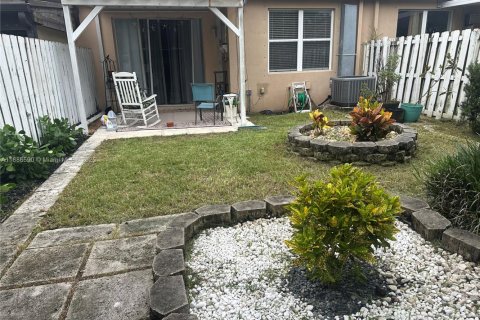 Townhouse in Miami, Florida 2 bedrooms, 104.98 sq.m. № 1932841 - photo 12