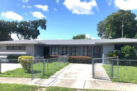 Propiedad comercial en venta en Miami, Florida, 190.73 m2 № 1945308 - foto 1
