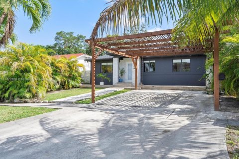 Casa en venta en Miami, Florida, 3 dormitorios, 123.56 m2 № 1958429 - foto 2