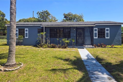 Дом в Майами-Гарденс, Флорида 4 спальни, 111.48м2 № 2051053