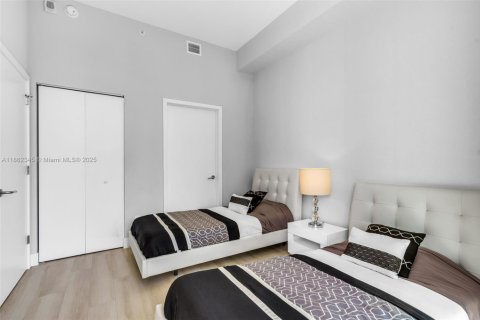 Condo in Miami, Florida, 3 bedrooms  № 1891809 - photo 17