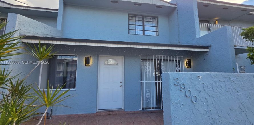 Adosado en Miami, Florida 3 dormitorios, 117.06 m2 № 2026826