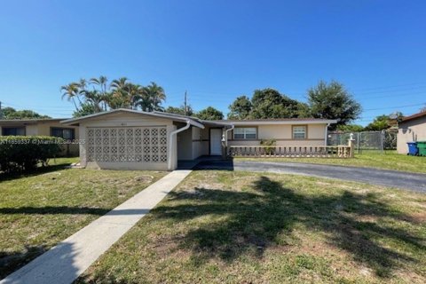 House in Lauderhill, Florida 4 bedrooms, 147.62 sq.m. № 2012415