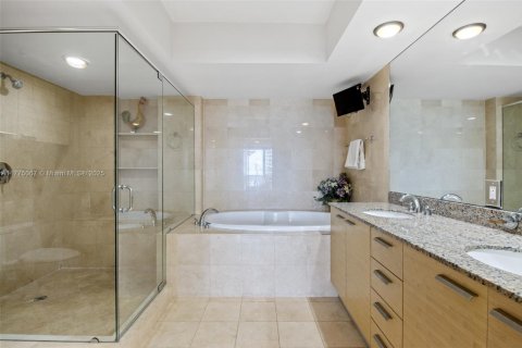 Condominio en alquiler en Hallandale Beach, Florida, 2 dormitorios, 124.21 m2 № 1611157 - foto 13