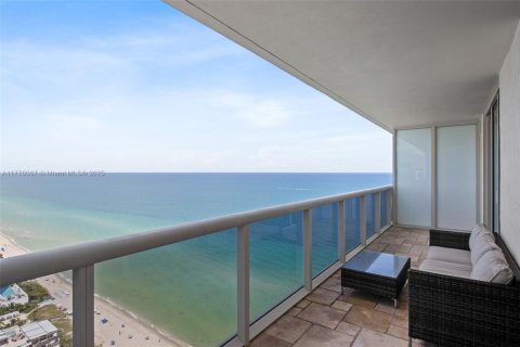 Condominio en alquiler en Hallandale Beach, Florida, 2 dormitorios, 124.21 m2 № 1611157 - foto 1