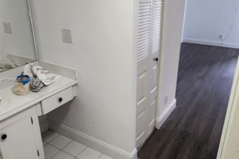 Condo in Aventura, Florida, 1 bedroom  № 2009207 - photo 4
