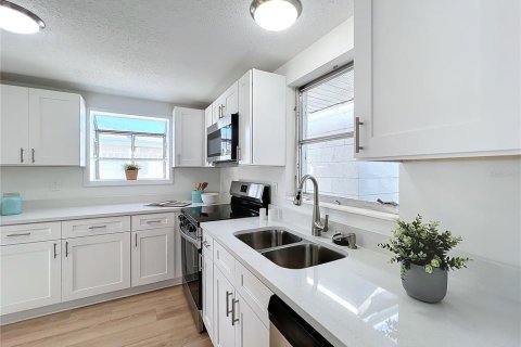 House in Sarasota, Florida 2 bedrooms, 132.76 sq.m. № 1519643 - photo 13