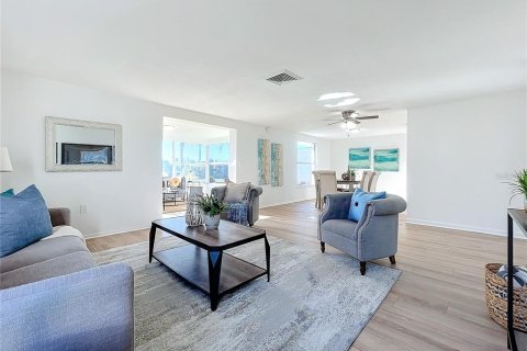 House in Sarasota, Florida 2 bedrooms, 132.76 sq.m. № 1519643 - photo 5