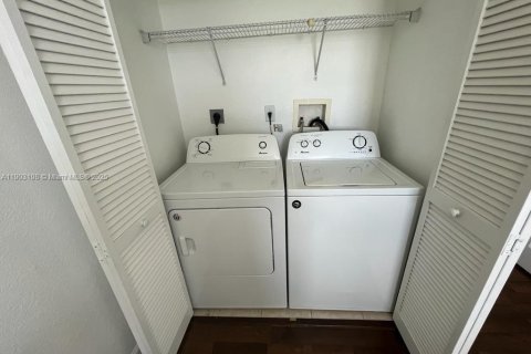 Снять в аренду таунхаус в Дорал, Флорида 3 спальни, 140.38м2, № 1954582 - фото 13