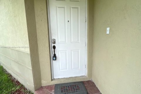 Снять в аренду таунхаус в Дорал, Флорида 3 спальни, 140.38м2, № 1954582 - фото 29